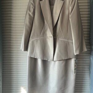 Beautiful NWT never worn Size 8 Le Suit 2-piece suit with pockets